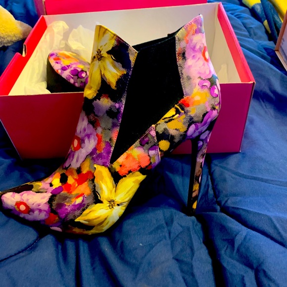 Floral booties - Picture 2 of 3